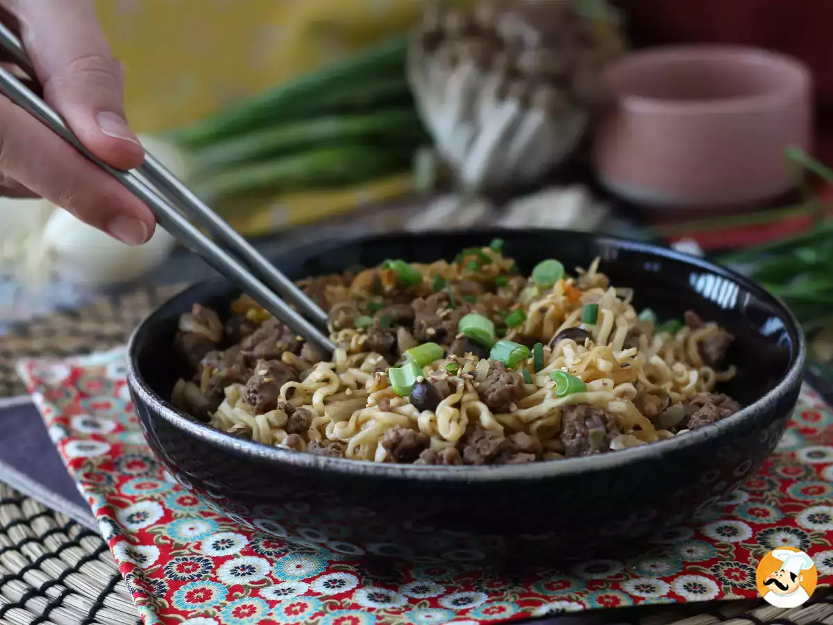 Zin in afhaalmaaltijden? Deze 7 roerbaknoedelgerechten zijn thuis sneller klaar