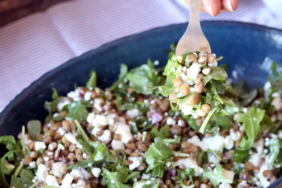 Linzen, cottage cheese, citroen: de salade die in 10 minuten klaar is en je lunch echt een andere draai geeft
