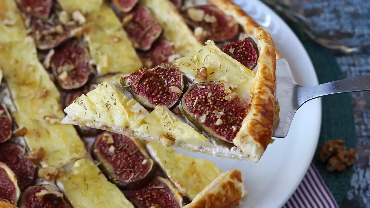 Probeer deze dunne taart met brie en walnoten nog snel, voordat het vijgenseizoen ten einde loopt