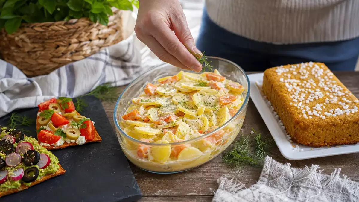 Dagmenu 6 oktober: kleurrijke zoete-aardappeltoast, zalmgratin en pompoencake met kokos