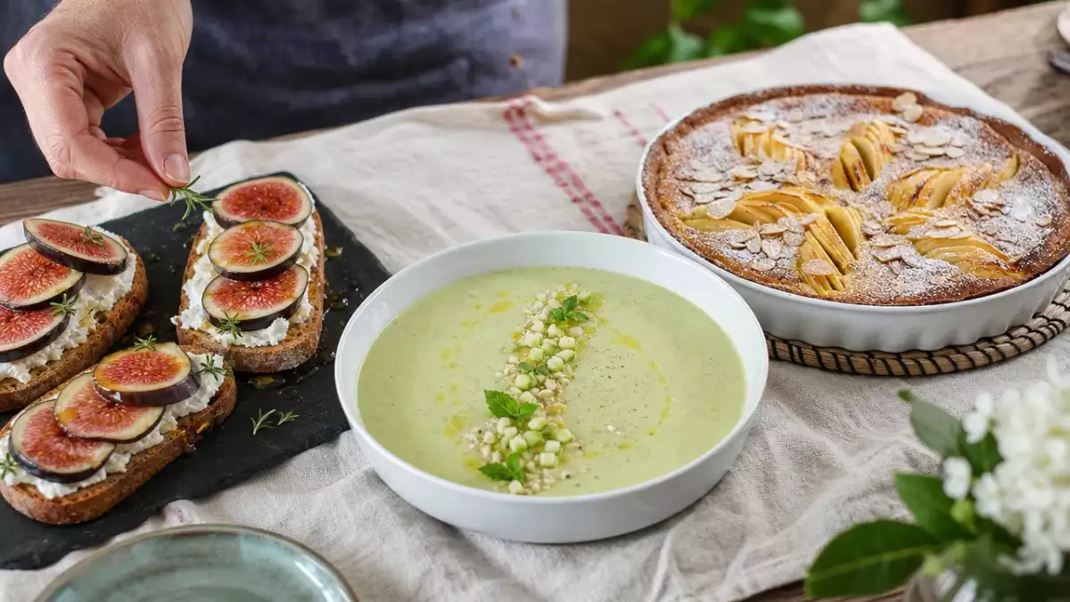 Dagmenu 18 oktober: vijgentoast, frisse courgettecrème en Normandische appeltaart