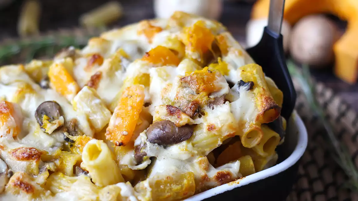 Deze ovenschotel met pasta combineert romigheid met de geur van de herfst en brengt de smaken van het seizoen op tafel
