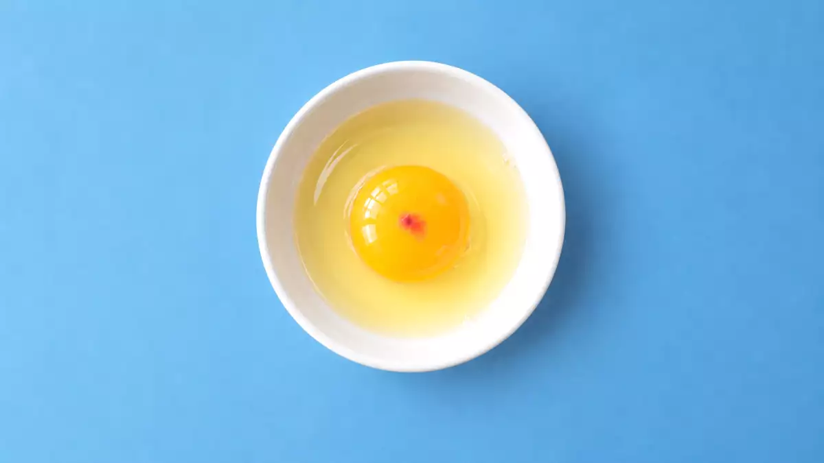 Een rood vlekje in een ei kan je verrassen: wat is het en kun je het eten?