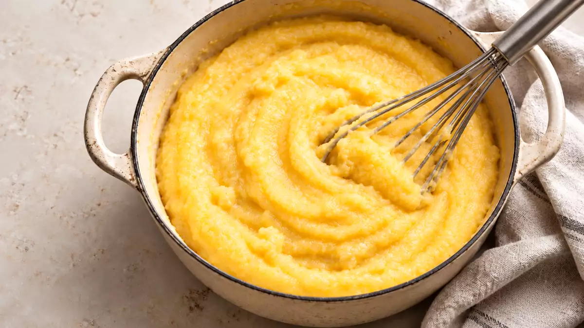 Klontjes in de polenta? Zo ontstaan ze en zo red je de polenta zonder opnieuw te beginnen