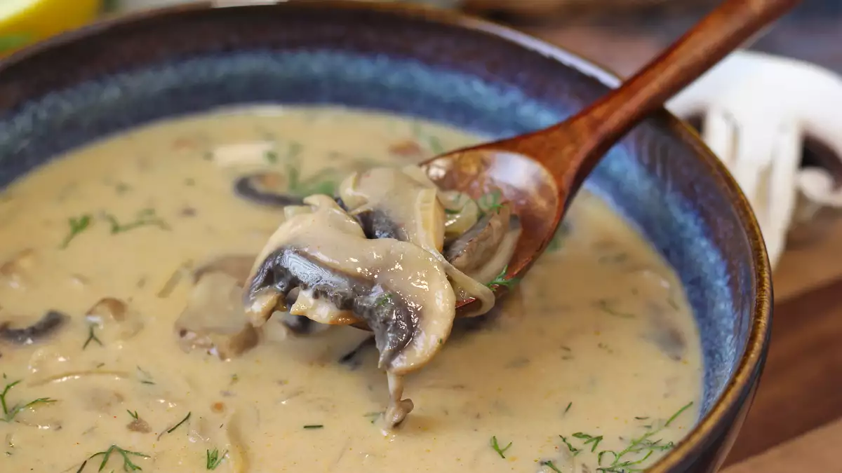 Deze Hongaarse champignonsoep is zo romig dat je meteen nog een kom wilt!