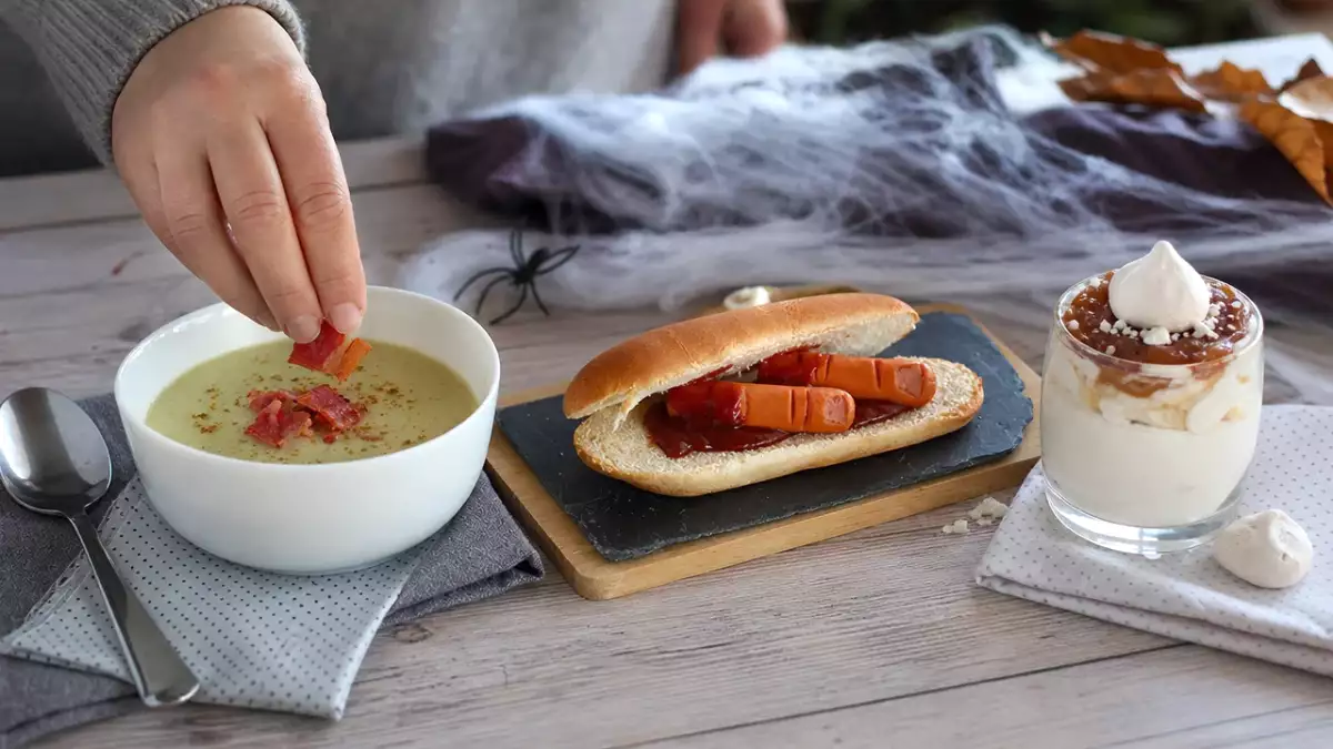 Dagmenu 30 oktober: romige aardpeersoep, bloederige halloween-hotdogs en Mont Blanc-glaasjes