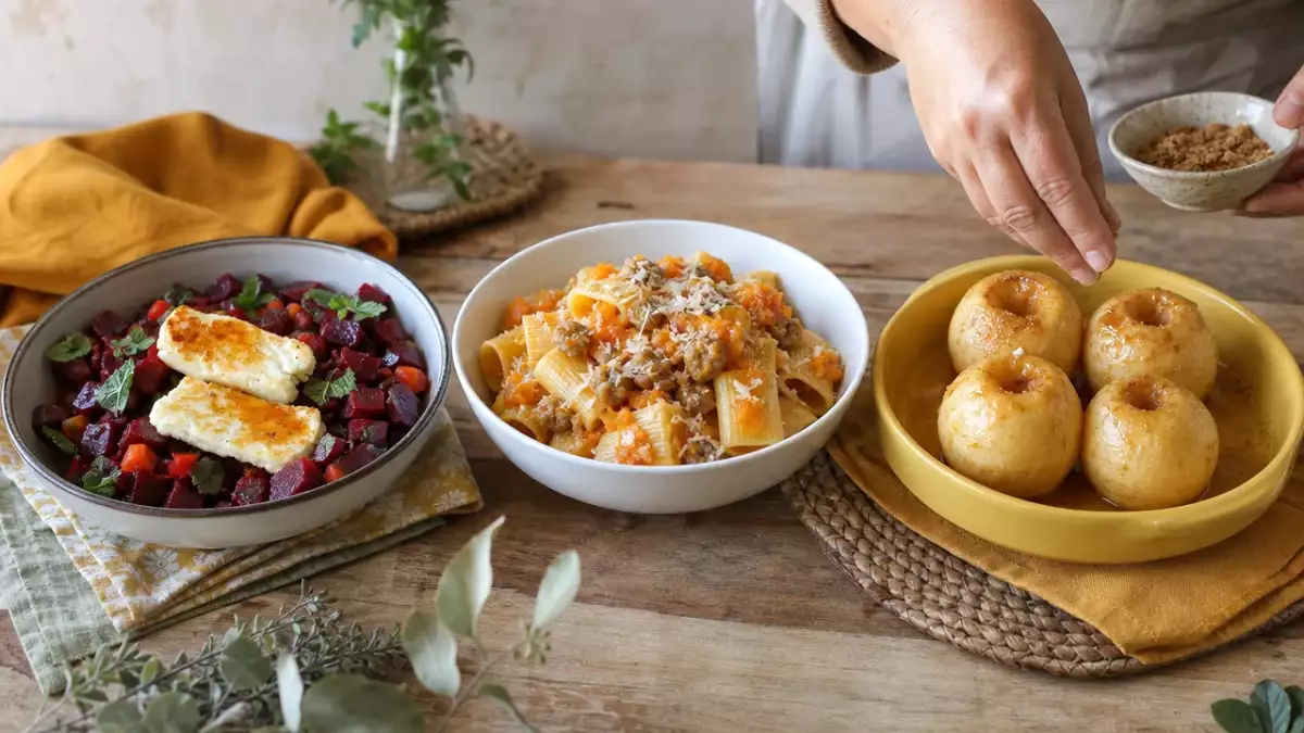 Dagmenu 31 oktober: bietensalade met halloumi, herfstpasta met worst en warme appels