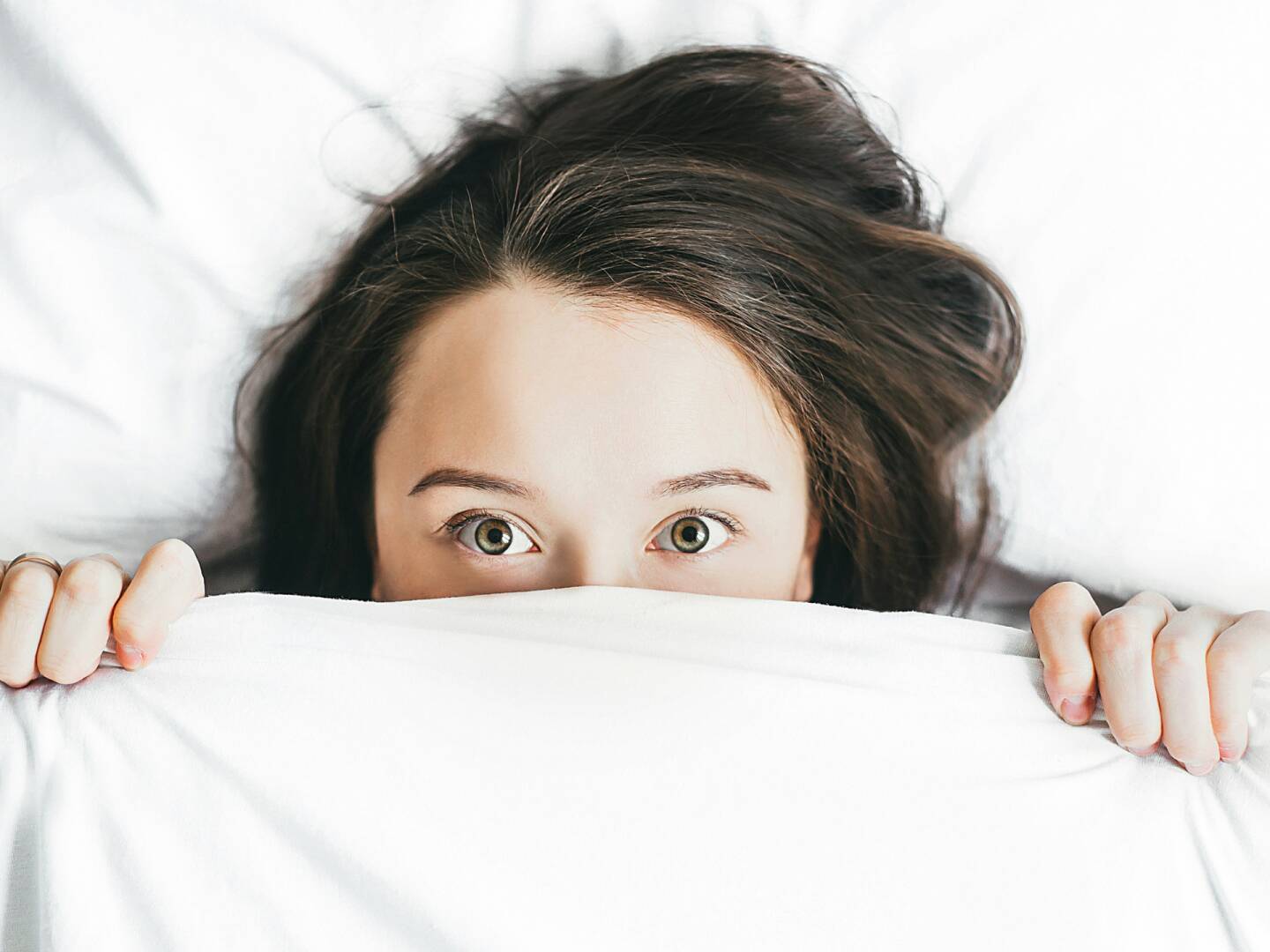 Word je elke ochtend moe wakker? Deze 10 voedingsmiddelen kunnen je helpen om de kwaliteit van je slaap op natuurlijke wijze te verbeteren.