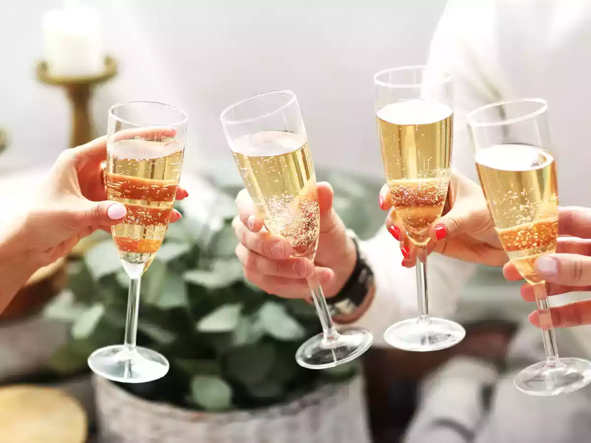 Een lepel om cava te redden? De wetenschap achter deze sprankelende mythe