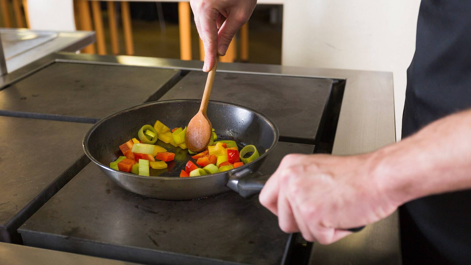 Zijn anti-aanbakpannen echt veilig voor onze gezondheid? Ontdek de waarheid achter deze technologie!