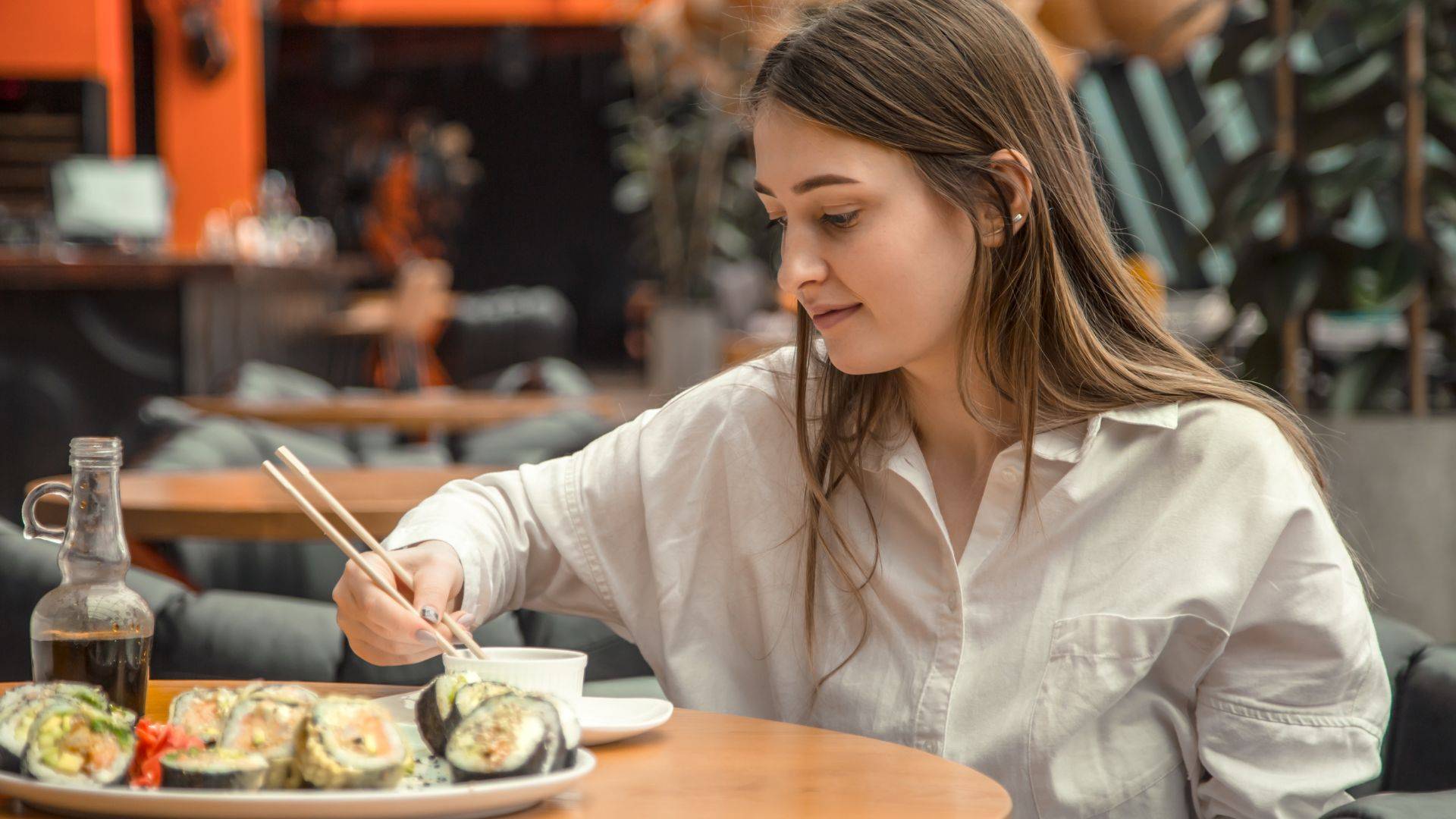 Als je op deze manier sushi eet, doe je het verkeerd: wat een Japanner nooit zou doen.