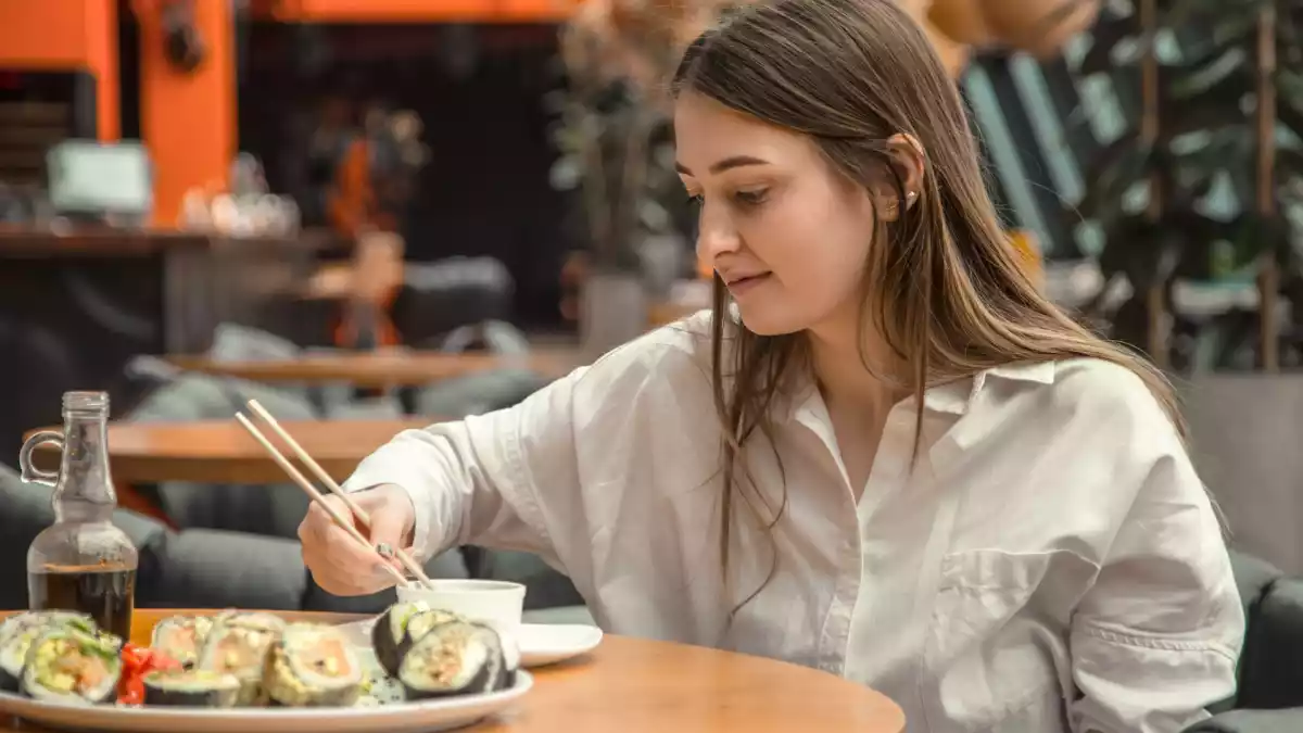 Als je op deze manier sushi eet, doe je het verkeerd: wat een Japanner nooit zou doen.