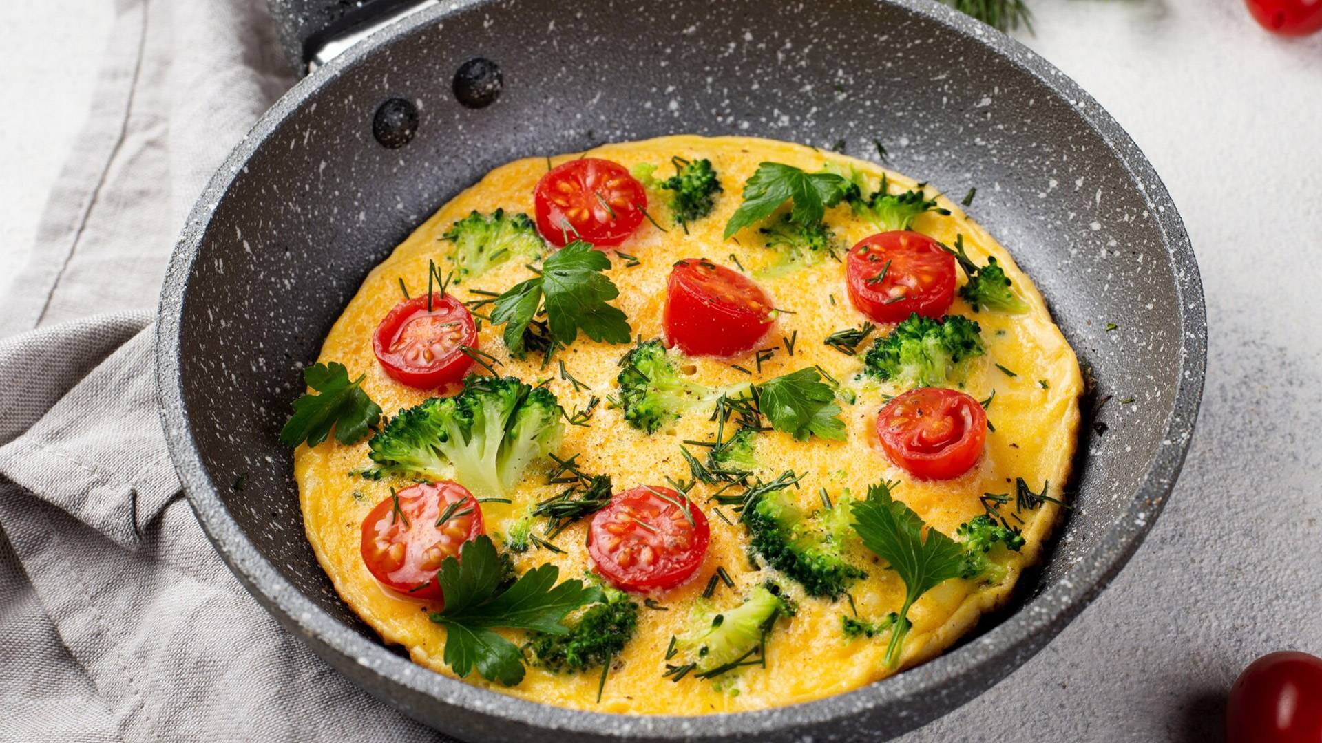 Als je omelet aan de pan blijft plakken, maak je waarschijnlijk een (of meer) van deze 8 fouten! Begrijpen.