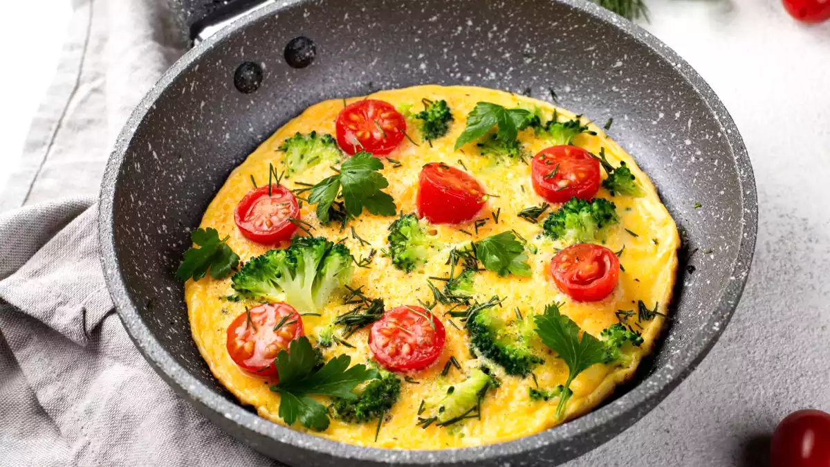 Als je omelet aan de pan blijft plakken, maak je waarschijnlijk een (of meer) van deze 8 fouten! Begrijpen.