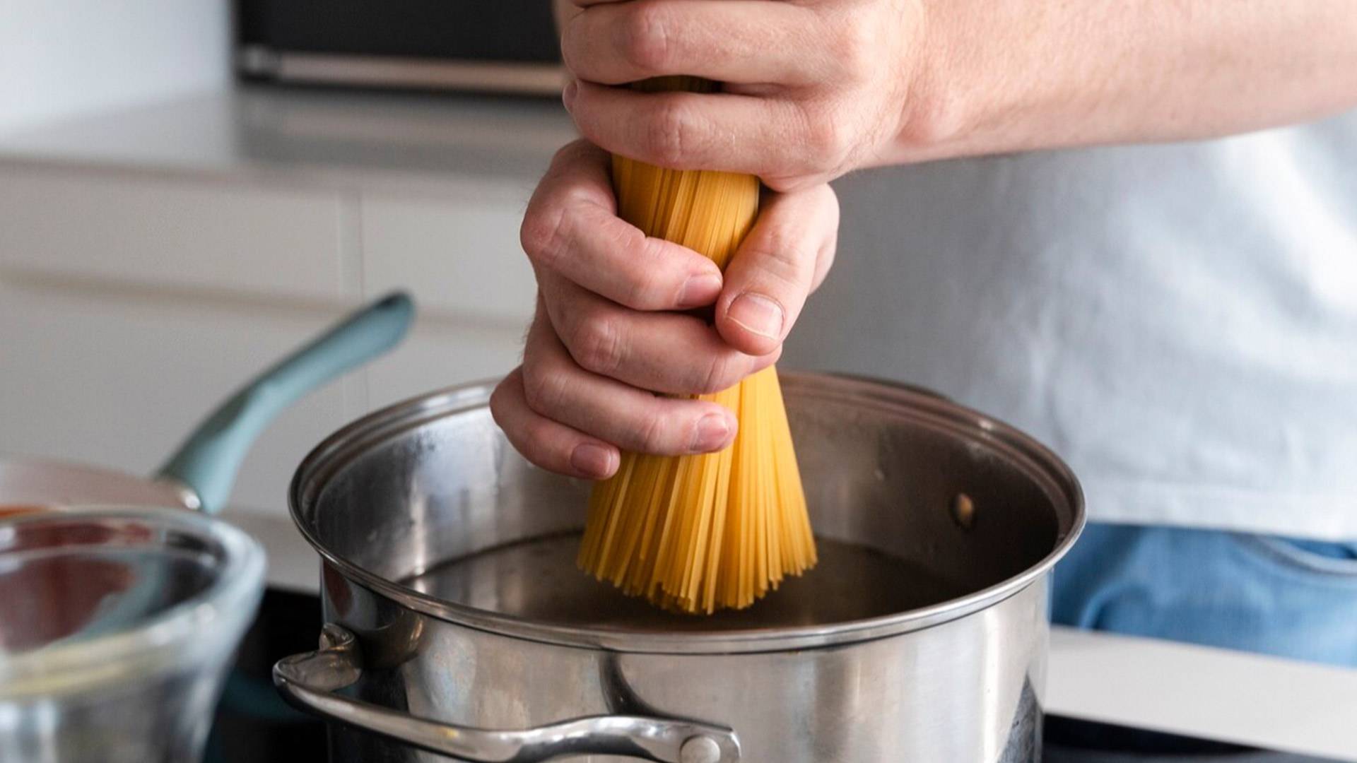 Het kan zijn dat je pasta verkeerd kookt, wat de ontwikkeling van bacteriën bevordert. Hier lees je hoe je dat kunt voorkomen!