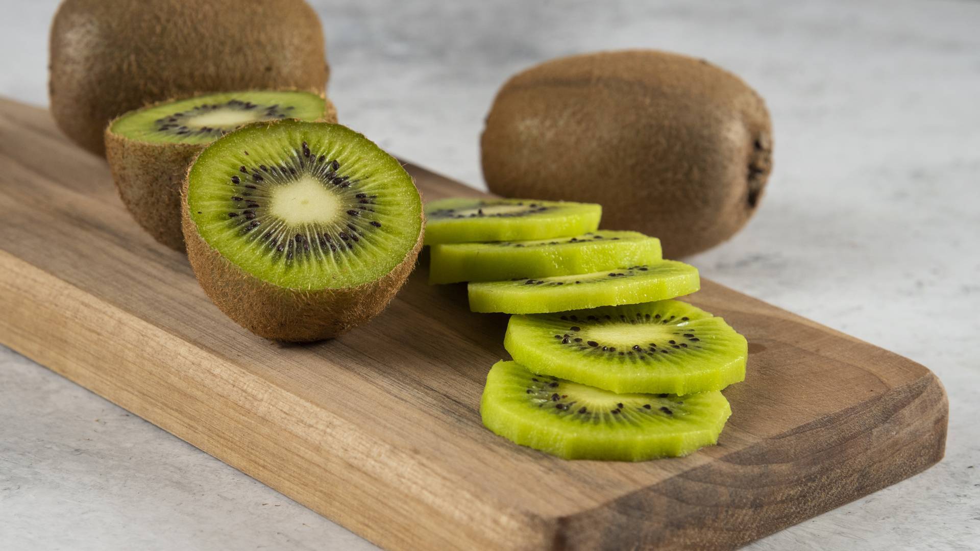 Waarom eten zoveel mensen kiwi's met schil, is het gewoon een rage of een gezonde trend?