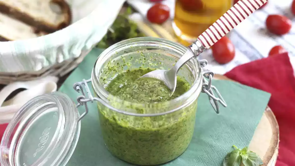 Wat kan ik doen om te voorkomen dat mijn zelfgemaakte pesto zwart wordt?