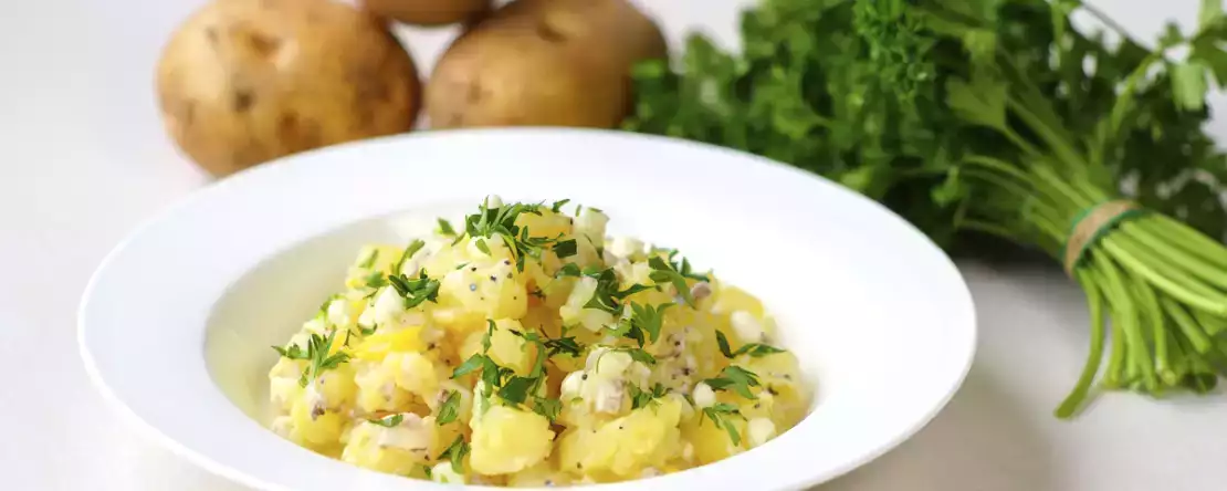 De perfecte aardappelsalade bestaat en wordt als volgt gemaakt