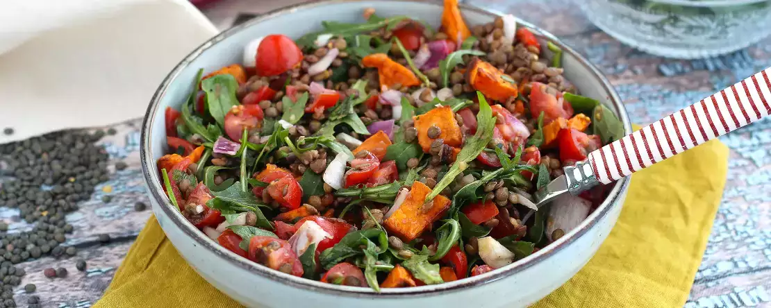 Deze linzensalade is een snelle en voedzame optie die je nieuwe favoriet zal worden.