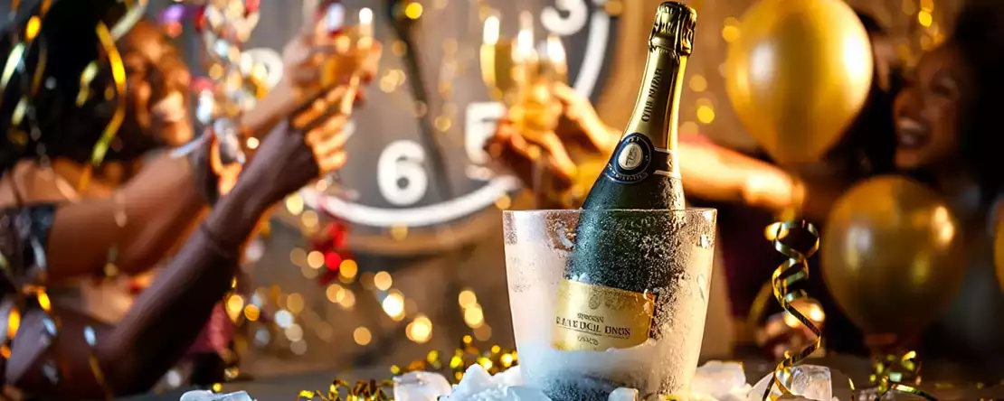 Mousserende wijn koelen in 15 minuten lijkt onmogelijk totdat je deze last-minute truc uitprobeert en je oudejaarsavond redt