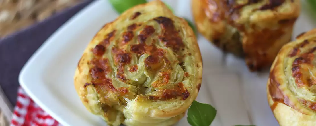 Deze pesto bladerdeeggebakjes zijn in slechts 15 minuten klaar... en verdwijnen nog sneller