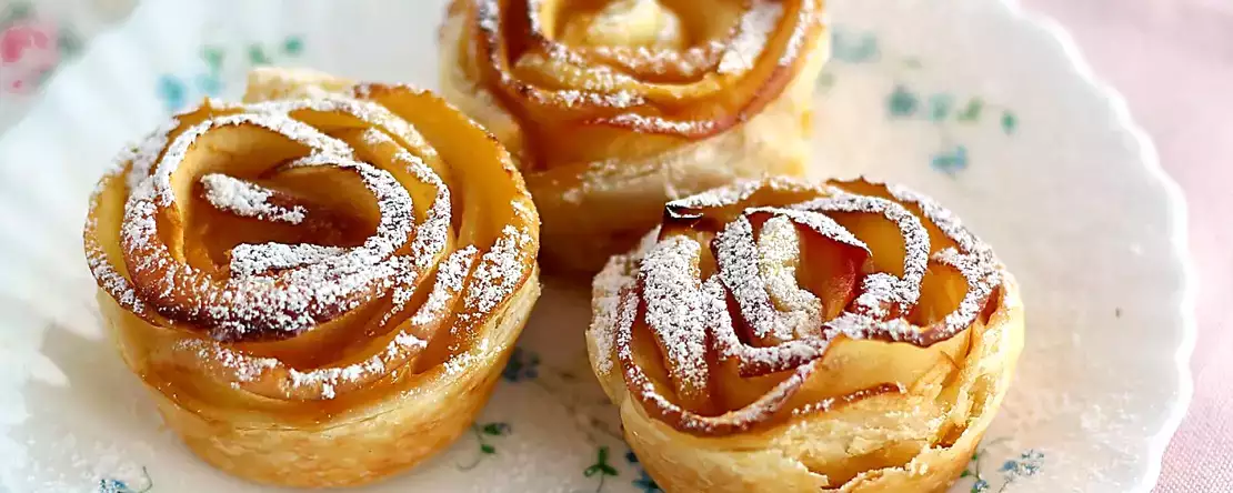 Roosjes van appel en bladerdeeg: het Valentijnsdessert dat eruitziet als bakkersgebak.
