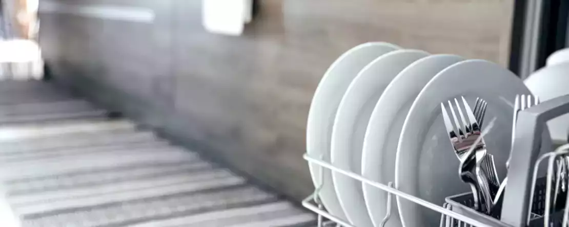 Moet je je vaat afspoelen voordat je ze in de vaatwasser stopt - de experts zeggen het