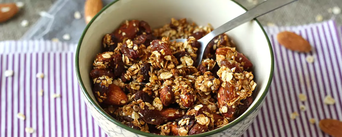Deze knapperige granola kan in 15 minuten gemaakt worden... zonder de oven aan te zetten.