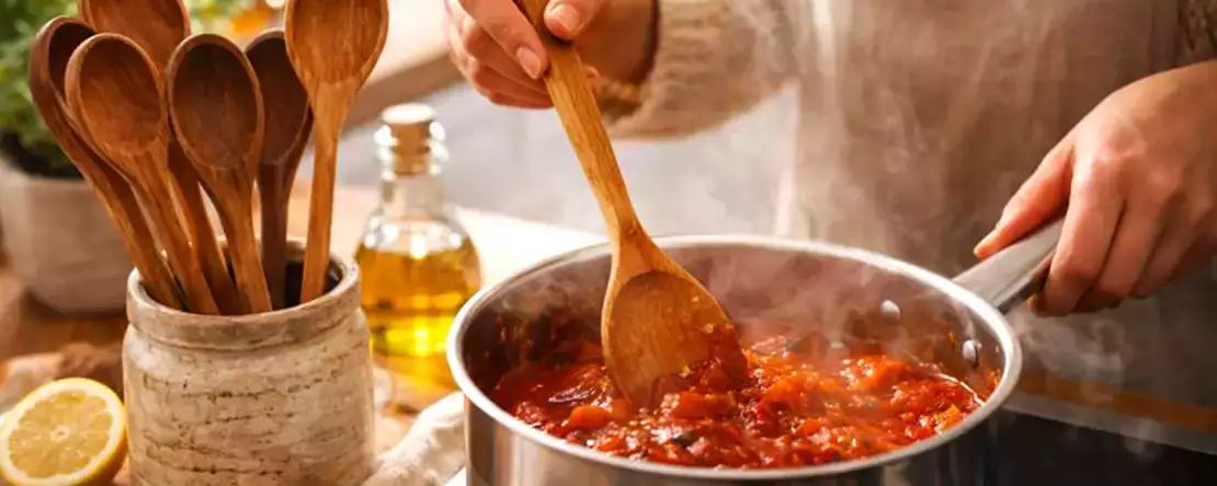 Oma's geheim voor het bewaren van houten lepels en het verwijderen van geurtjes, barsten en verborgen vuil uit je keuken