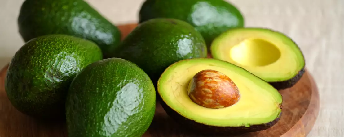 Hoe kan ik een avocado sneller laten rijpen? Hier zijn een paar eenvoudige tips waarmee je niet meer dagen hoeft te wachten tot je avocado rijp is.