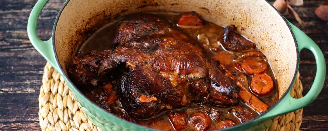 Hoe je lamsbout langzaam braadt: de eenvoudige methode voor mals, smaakvol vlees