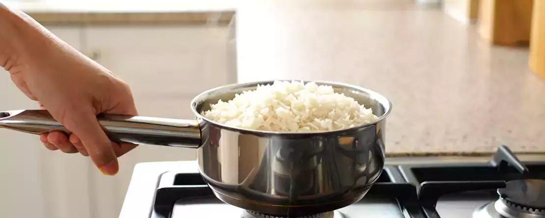 De beste manier om gekookte rijst te bewaren zodat hij de volgende dag niet droog en smakeloos is