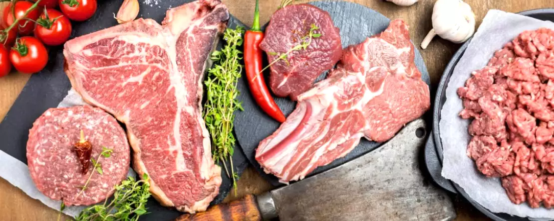 Waarom vlees altijd uit de koelkast moet voor het bereiden (en hoe lang)