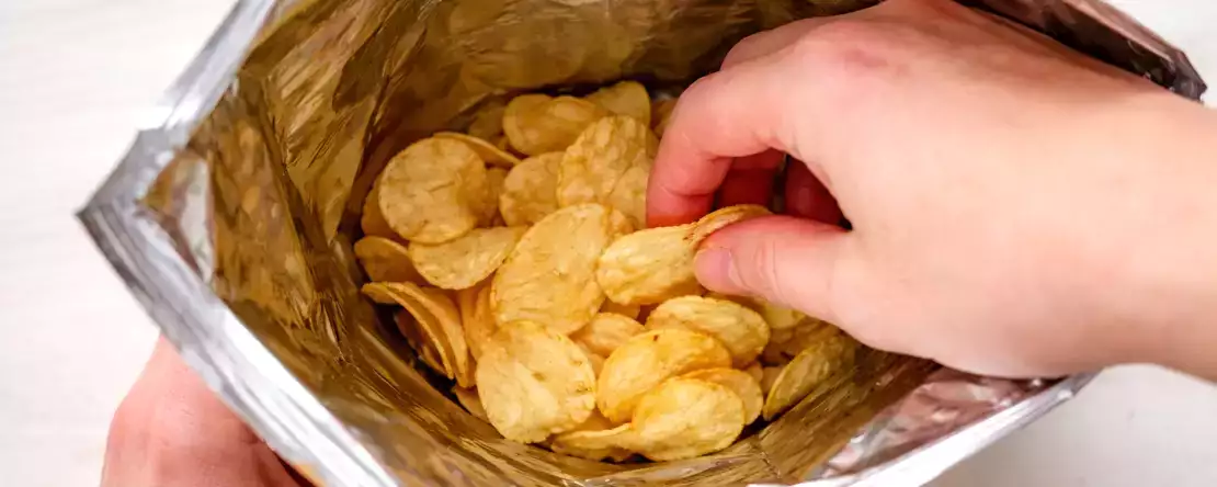 Waarom zit er zoveel lucht in de zakken chips? Worden we bedrogen?