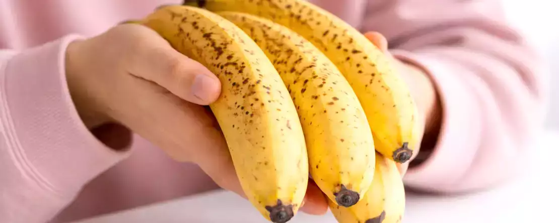 Hoe je bananen langer houdbaar maakt en voorkomt dat ze te snel zwart worden