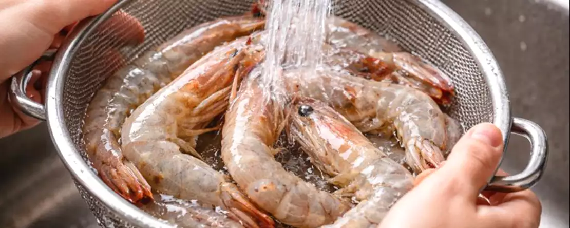 Was jij je garnalen voor het koken? Begrijp waarom dit gebruikelijke gebaar je grootste fout kan zijn