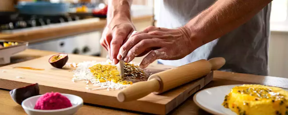 Dagmenu, 24 april: een smaakvolle reis van rode peper hummus tot kokosnoot-passievruchtrol