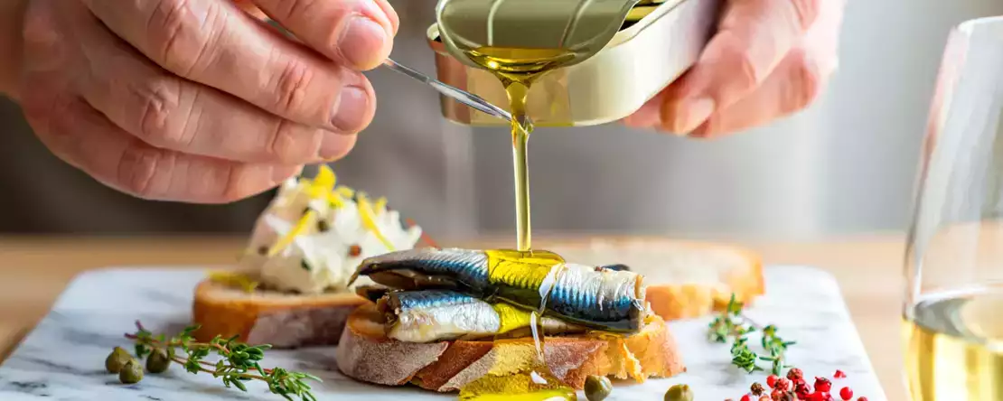 Bijna iedereen gooit de olie uit een blikje sardines weg zonder te beseffen wat ze mislopen