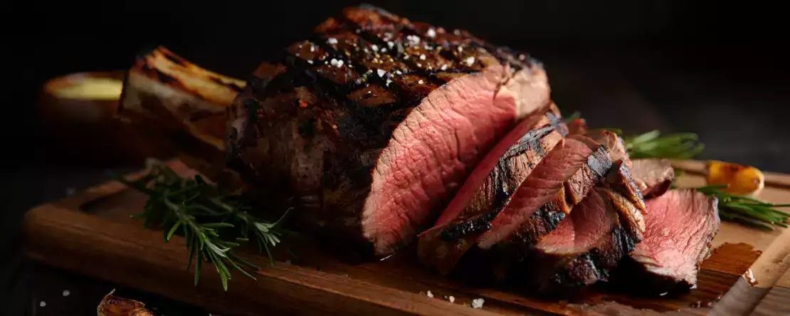 Kun je 's avonds vlees eten zonder je slaap te verstoren? Wat je moet weten om onrustige nachten te voorkomen