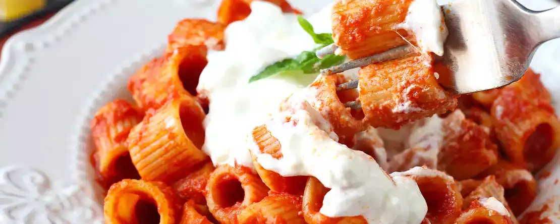 Niet de saus: de finishing touch die van een eenvoudige tomatenpasta een gedenkwaardig gerecht maakt