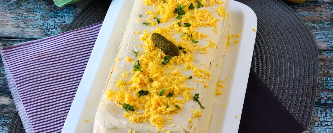 Koude aardappel-tonijntaart: een eenvoudig, romig recept zonder oven, ideaal om thuis als voorgerecht te maken