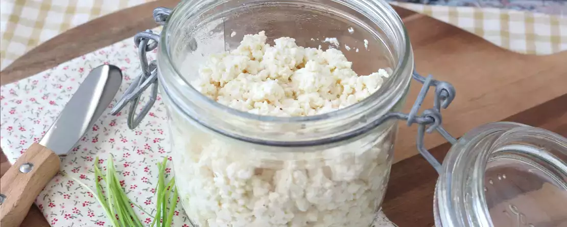Hoe maak je zelf cottage cheese? Het supergoedkope recept met slechts 2 ingrediënten!