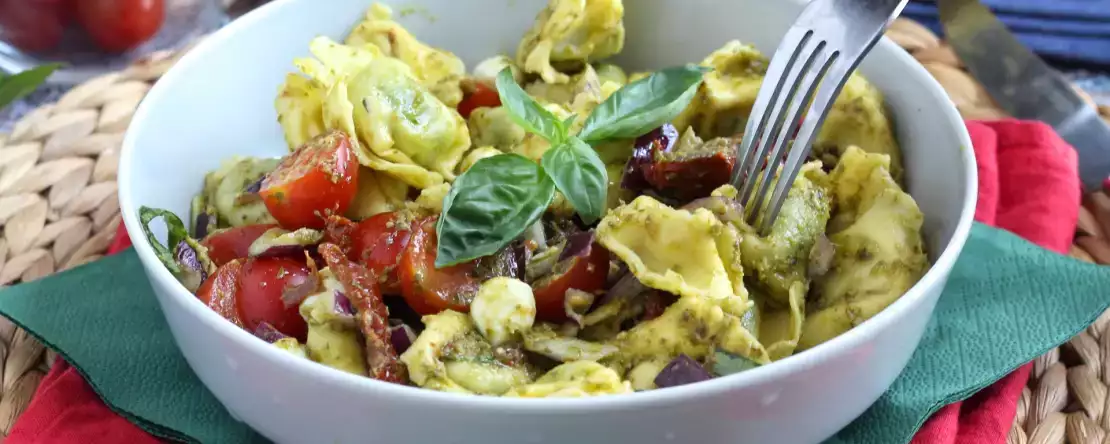 Koude tortellinisalade: puristen zullen er hun neus voor ophalen, maar deze is eerder op dan de rijstsalade