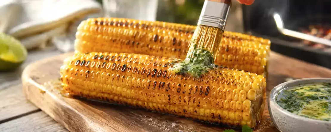 Hoe rooster je maïskolven op de barbecue zodat ze mals en zoet worden en een lekkere rooksmaak krijgen?