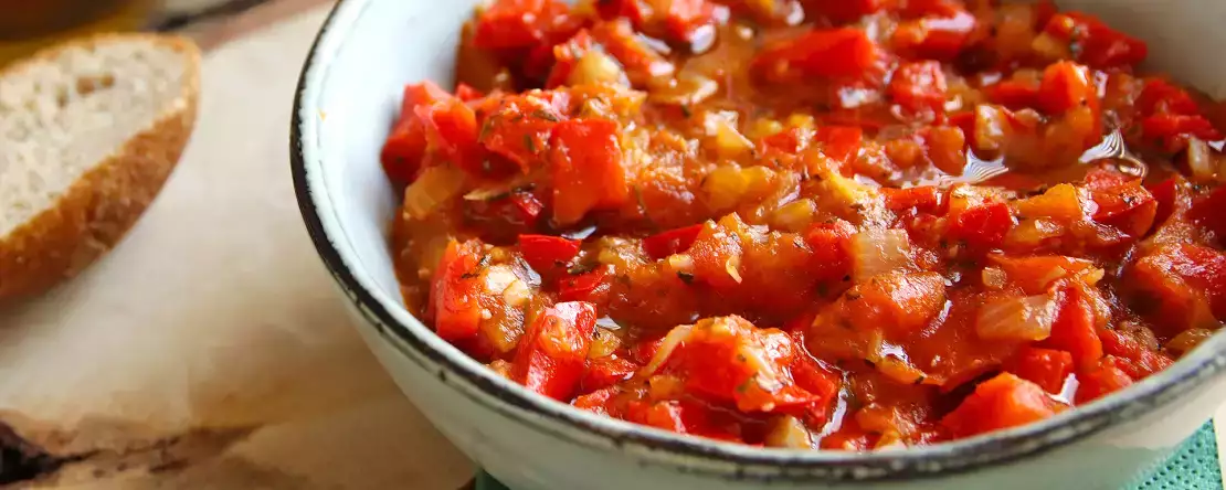 Maak in de zomer tomaten- en paprikasaus en vries deze in: in de winter is het een uitkomst voor pasta en nog veel meer