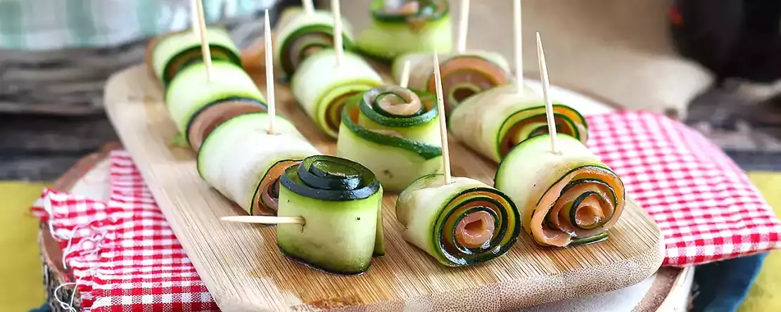 Te veel courgettes? Dit opgerolde gerecht kun je koud eten en het is eens iets heel anders dan een gratin
