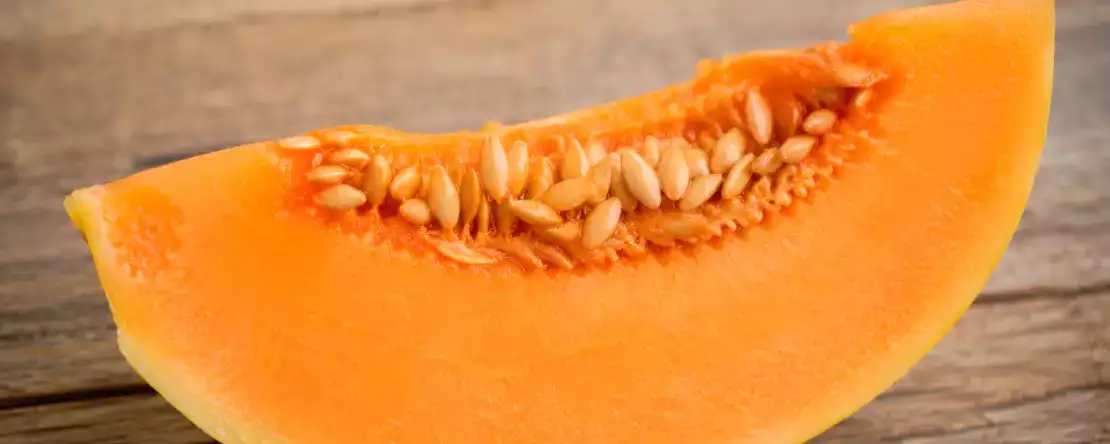 Moet je de pitjes erin laten zitten om een reeds gesneden meloen te bewaren?