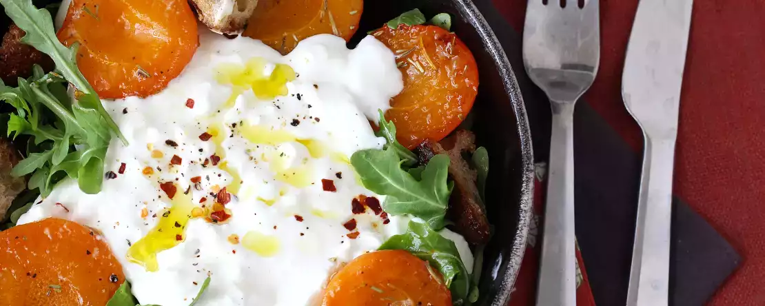 10 zomerse salades met kaas: frisse recepten met feta, burrata, mozzarella en geitenkaas