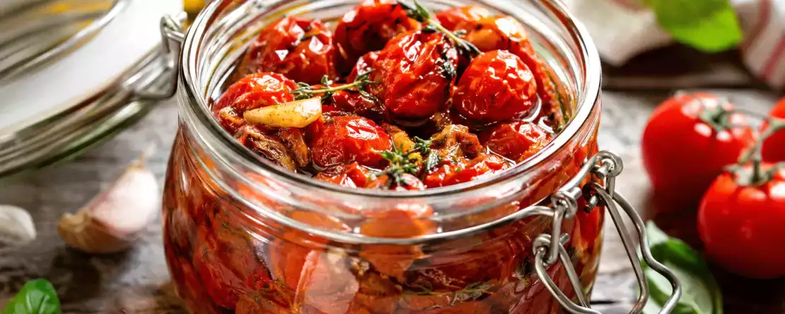 Te rijpe cherrytomaten: eenvoudige manieren om ze zonder verspilling meerdere weken te bewaren