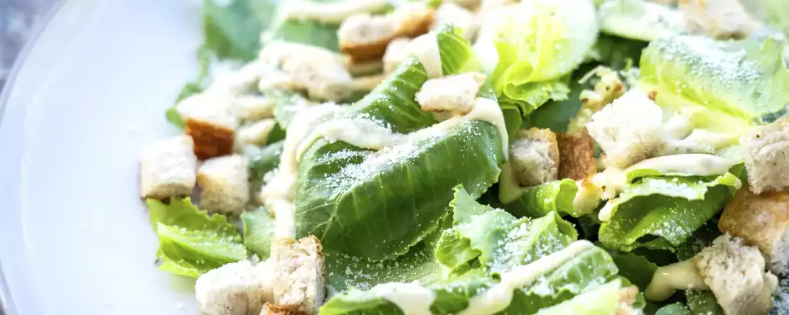 De dubbele dressing die salades in een meeneemdoosje nog lekkerder maakt